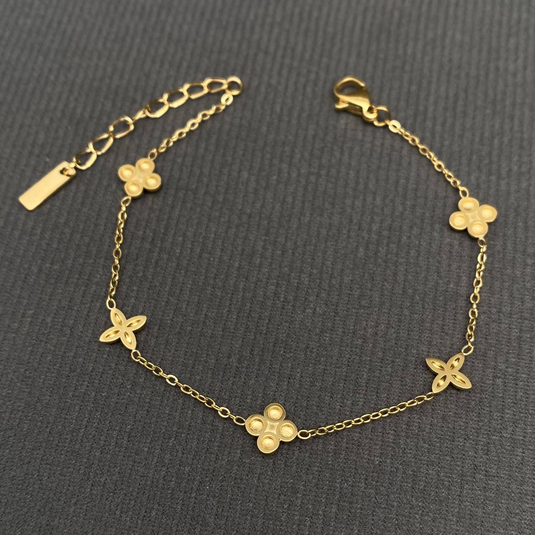 Zircon Inlaid Flower Bracelet